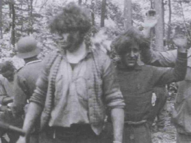 Tres miembros de un blocao en Verriere son hechos prisioneros por hombres de la 215ª Div. de Infantería