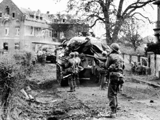 Tanques Sherman e infantería de la 84ª División en Geilenkirchen, a horcajadas entre el sector británico y el estadounidense