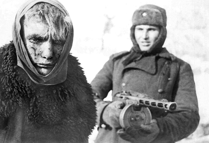 Un soldado alemán herido, hecho prisionero y al borde de la congelación, es custodiado por un miembro del ejército ruso