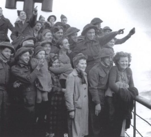 Comandos y civiles noruegos posan felices a bordo de una las naves camino a Inglaterra. Algunos civiles fueron evacuados voluntariamente por temor a las represalias de los alemanes