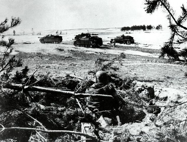 La división Totenkopf, defendiendo la frontera de Rumanía, primavera de 1944. En la imagen un contraataque de cañones de asalto StuG III