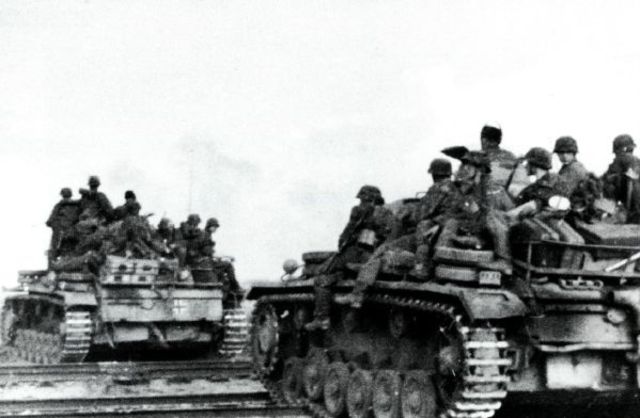 Panzergrenadieren de la división Totenkopf sobre un par de Panzer III durante la batalla de Kursk. Julio 1943