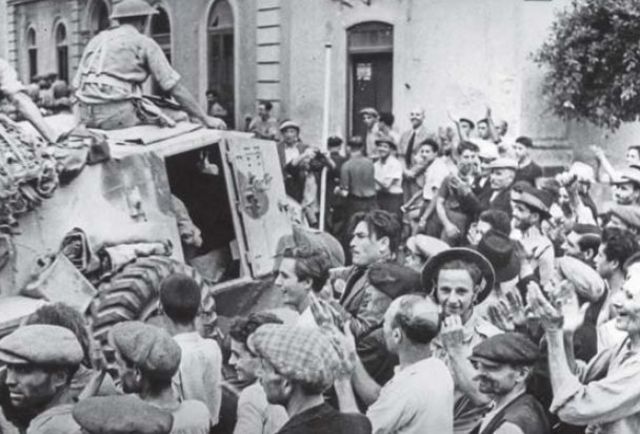 Caluroso recibimiento de la población italiana a las tropas británicas a su entrada en Catania. 5 de agosto de 1943