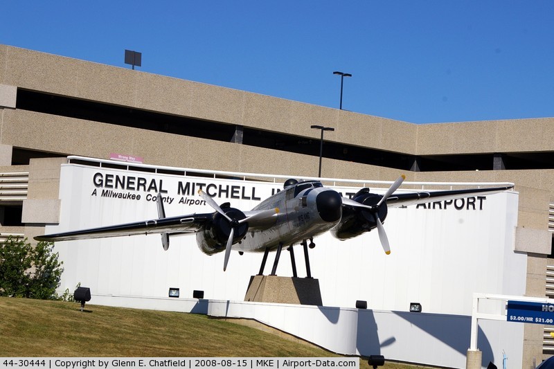 North American B-25J-25NC número de Serie 108-33719 WIS ANG conservado en el Mitchell Field en Milwaukee