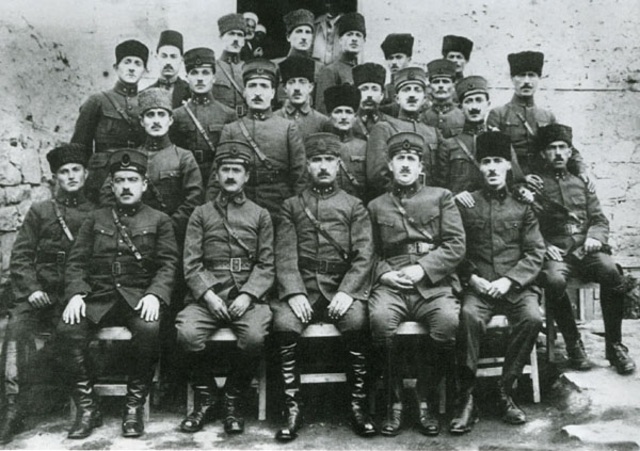 Oficiales turcos fotografiados después de la guerra de independencia