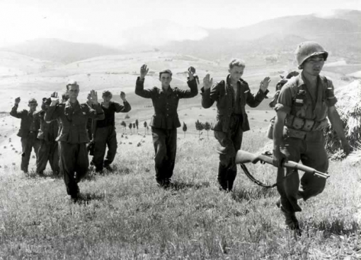 Soldados alemanes se rinden al 442º Regimiento durante los últimos días de la guerra en Italia