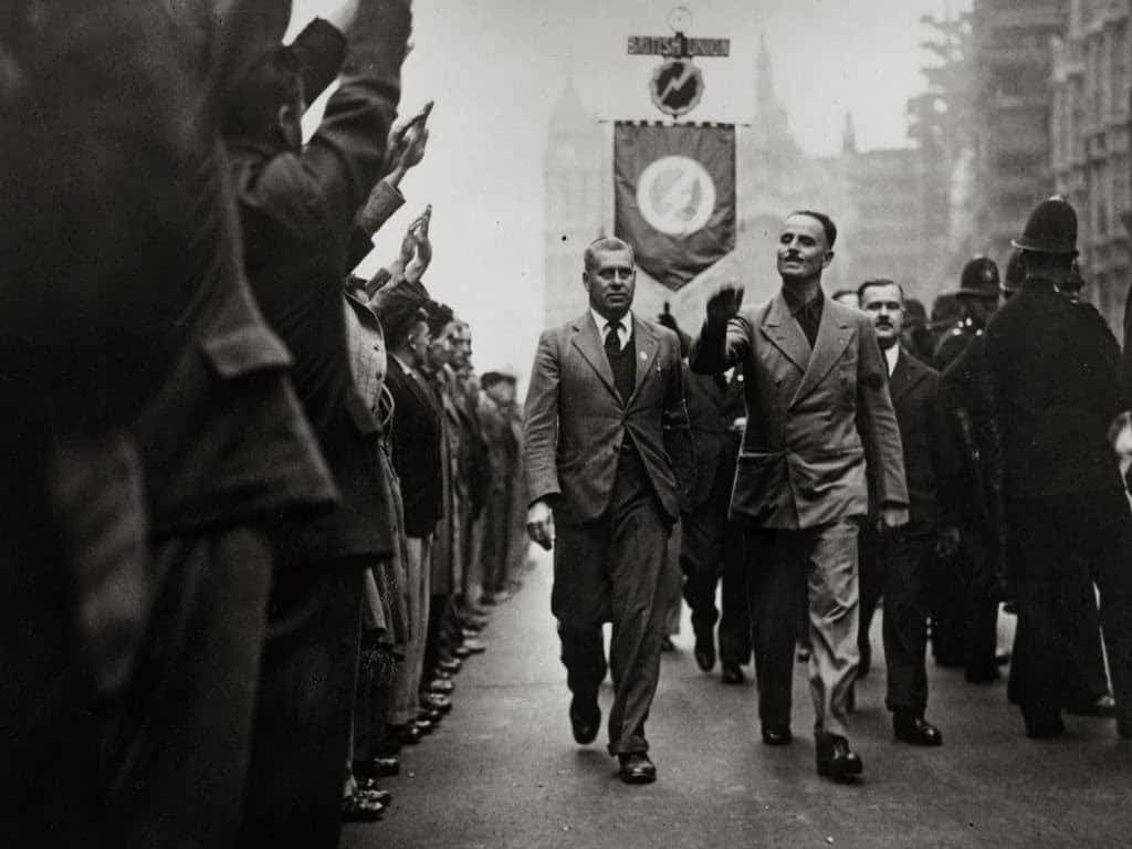 Sir Oswald Ernald Mosley saluda durante una marcha el 3 de octubre de 1937