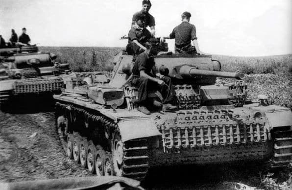Panzers III Ausf J avanzando por territorio soviético durante la Operación Azul. Verano de 1942