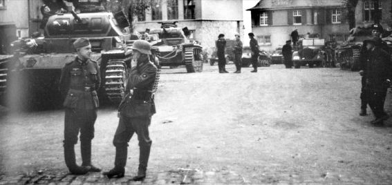 Vehículos de una Panzer Division en una plaza de un pueblo de Yugoslavia. A la izquierda de la imagen dos Panzer III. Abril de 1941