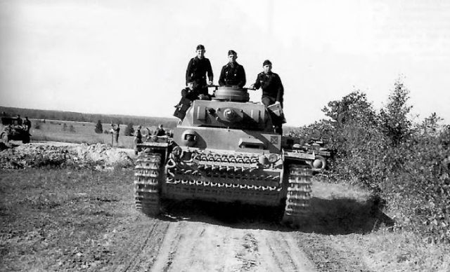 Panzer III Ausf J de la 5º Panzer Division avanzando por la estepa rusa. Verano de 1942