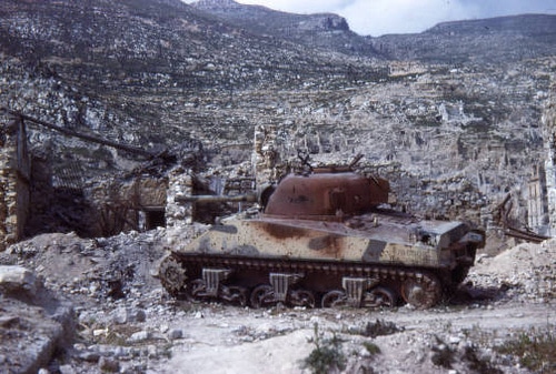 Imagen de un Sherman estadounidense calcinado entre las ruinas de la batalla