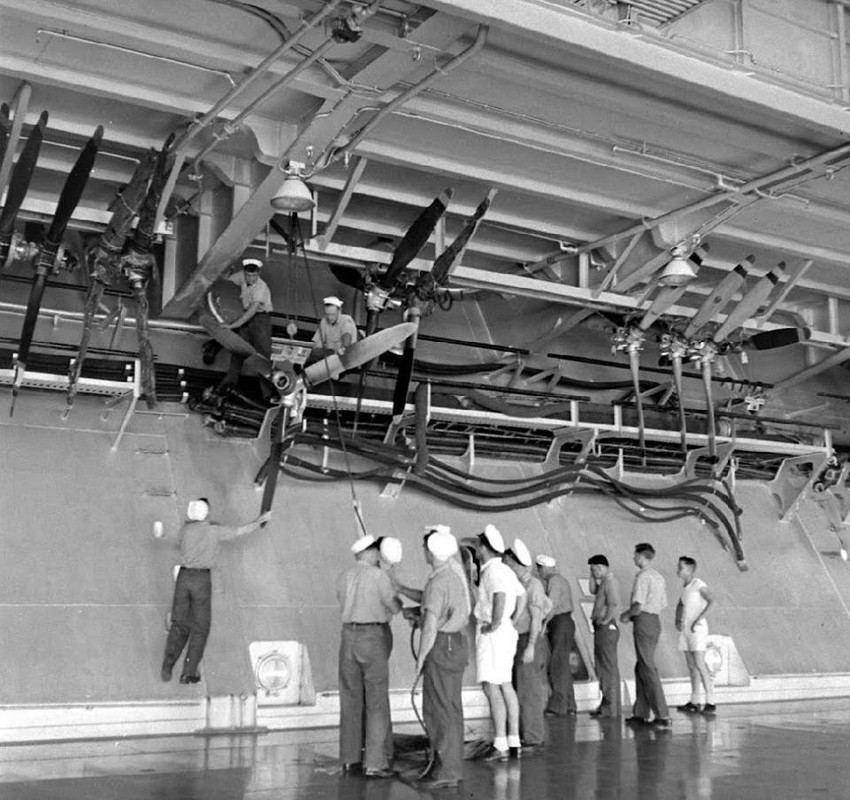 USS Enterprise CV-6 de maniobras en el pacífico con su grupo de combate antes del ataque japonés a Pearl Harbour. 1941