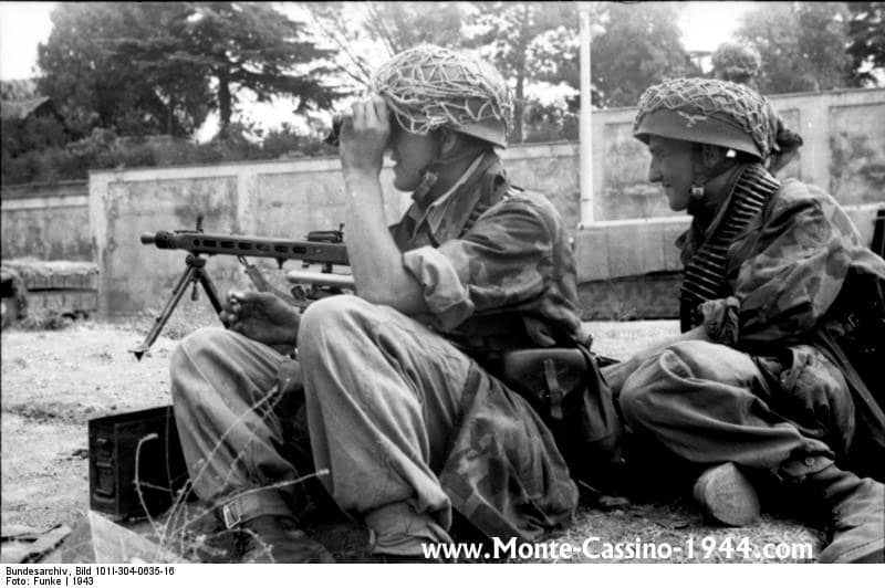 Paracaidistas alemanes atentos a los movimientos del enemigo, junto a su MG-42