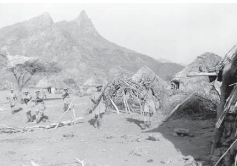 Tropas indias avanzando por una aldea Eritrea. Principios de 1941