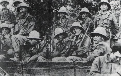 Soldados italianos en Abisinia con uniforme tropical