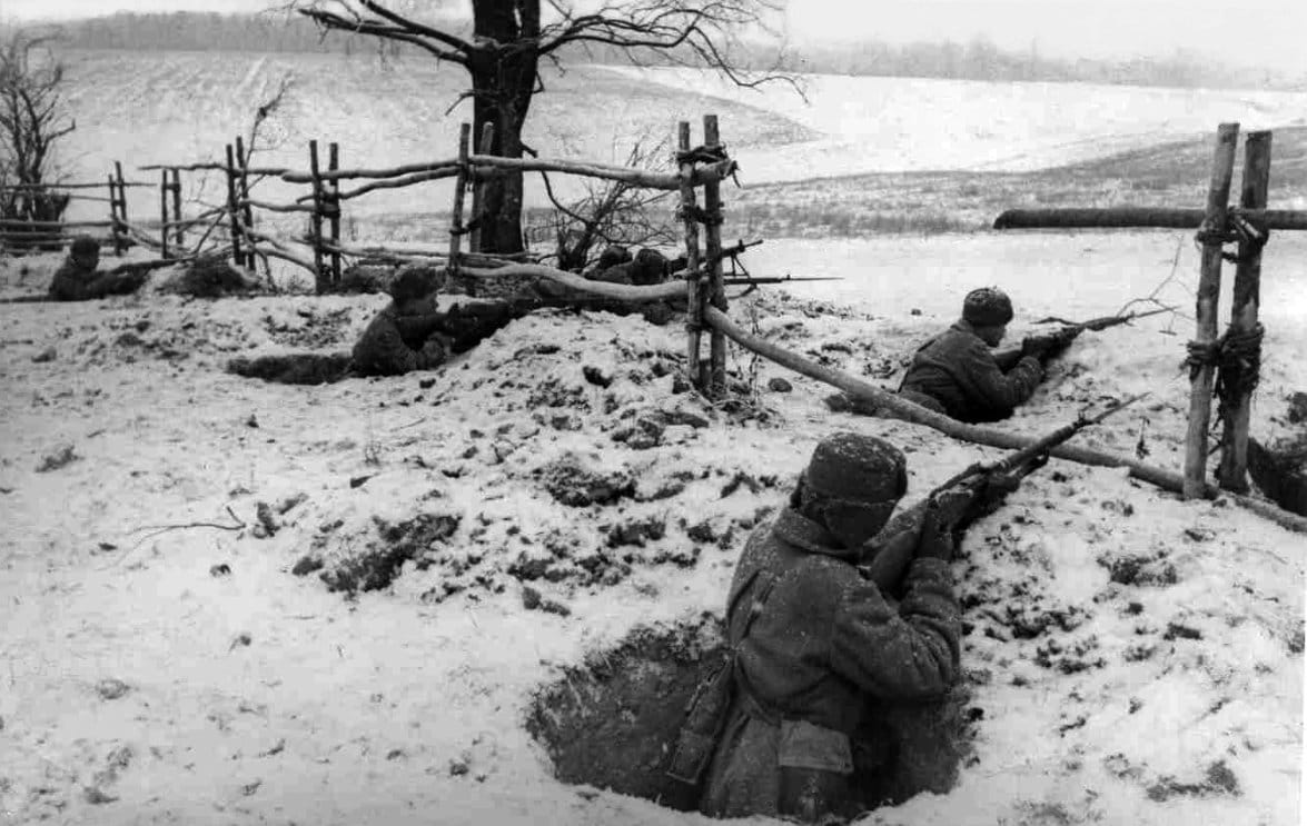 Tropas soviéticas defendiendo posiciones a las afueras de Moscú